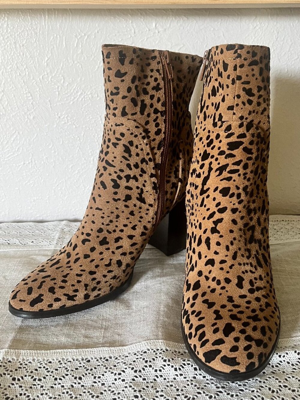 Womens Gibson Latimer Lessonii Leopard Leather Suede Block Heel Boots Size 8.5